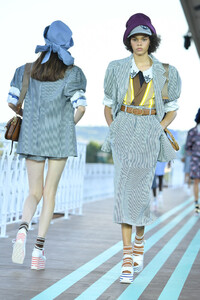 1030283429_MiuMiuClub2020RunwayoUj0y6ETAIax.thumb.jpg.e5551d320e73d58088a615b21cadbfaf.jpg