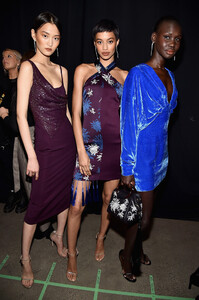 1040033057_CushnieBackstageFebruary2019NewYorkFashionB89jJRXU4AKx(1).thumb.jpg.1728f1fd748517df3c848b72a39867f8.jpg