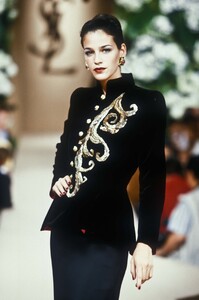 1062164208_YvesSaintLaurent1995HauteCouture194.thumb.jpg.bf1fc9a3c10ec6b461ddc701d45de11c.jpg