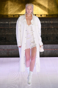 1062272622_AlexanderWangCollection1RunwayZ9Xn3KohBOcx.thumb.jpg.6bab370895050bb4948d3a8abf039c66.jpg