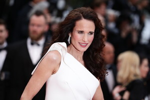 Andie+MacDowell+Les+Plus+Belles+Annees+Une+YxSXQasWPYxx.jpg