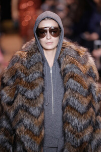 106516082_MichaelKorsCollectionFall2019RunwayShowLsmJgiaikM1x.thumb.jpg.1afd0e287e4004bc30cdc438ed2f7ca6.jpg