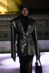 1067247807_AlexanderWangCollection1Runwaywezx3Tnyo10x.thumb.jpg.58b80978b9bd0e984b525885938de134.jpg