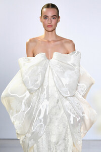 1079416044_CongTriRunwayFebruary2019NewYorkFashionOkDr8r5_xWax.thumb.jpg.28117b6681148e8c6c4d03cc49ccefe5.jpg