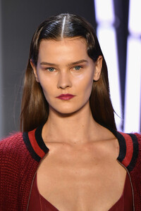 1084918066_SallyLaPointeRunwayFebruary2019NewYorkZoJ8o-wJvfRx.thumb.jpg.6150769df06462e382d9676d19823685.jpg