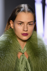 1113046928_SallyLaPointeRunwayFebruary2019NewYorklZrc-1WqObXx.thumb.jpg.8ef186cc7178dbf3059de5ae83dc34be.jpg