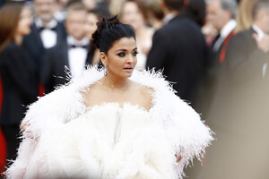 Aishwarya+Rai+Le+Belle+Epoque+Red+Carpet+72nd+ny7otll_fwtx.jpg