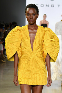 1122244015_CongTriRunwayFebruary2019NewYorkFashionsUk7N07cU42x.thumb.jpg.40310e279cc0cf4862f679931a4401b3.jpg