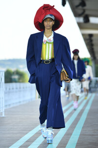 1129596098_MiuMiuClub2020RunwaymDor5XoSPe1x.thumb.jpg.75d956bdb6f2f53b468015c94d7d567d.jpg