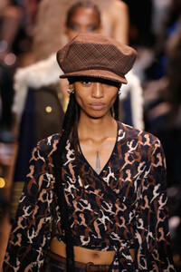 113020508_MichaelKorsCollectionFall2019RunwayShowGFvHcj8roDWx.thumb.jpg.582810a51f097f13ba17c37d6b59835d.jpg