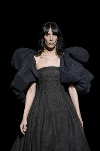 1136804499_MarcJacobsFall2019ShowRunwayeU9HIp_JdMwx.thumb.jpg.b263e7ac805d91649330ab74a10cfbbc.jpg