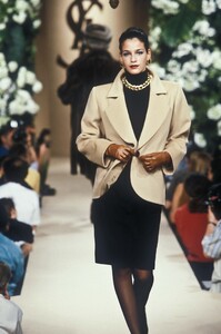 1139837569_YvesSaintLaurent1995HauteCouture24.thumb.jpg.9bc7940225e9b8627b05f580d6fbfe45.jpg