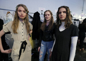 116733444_LanyuBackstageFebruary2019NewYorkFashionszBQfLwFx-cx.thumb.jpg.9f64466f45ee741728de4dc95023b3ff.jpg