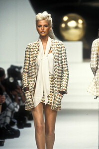 1174133653_Chanel1994HauteCouture15.thumb.jpg.c597b62c561a685219c49a6c04125b96.jpg