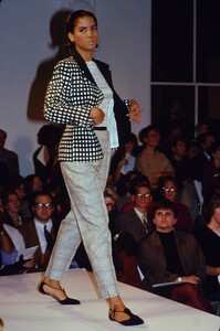 1178895397_isaac-mizrahi-ss-1990-veronica(7).thumb.jpg.42085a310f91d4d332a16217872f0330.jpg