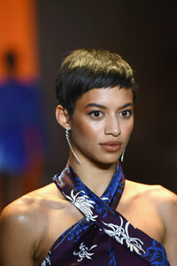 1179935131_CushnieRunwayFebruary2019NewYorkFashionk8wWH2Lu4evx.thumb.jpg.cb20ea4e8bbabc9855b53148c0ab745e.jpg