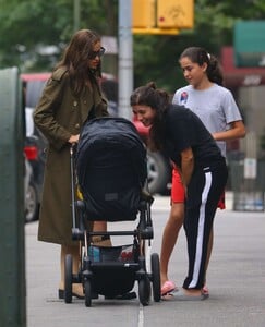 1182582470_Irina-Shayk-Out-in-New-York-19.thumb.jpg.2b9ddeb0003c0eb963383f0e2d76eb2a.jpg