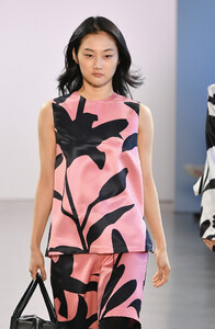 1185897762_ClaudiaLiRunwayFebruary2019NewYorkFashione7jCd2P9bnlx.thumb.jpg.2e9879371655056281de1875ca446ca5.jpg