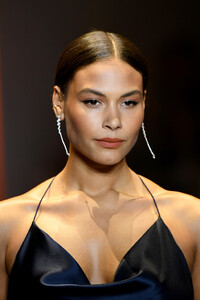 1186082617_CushnieRunwayFebruary2019NewYorkFashionjUs2Ra1pLaux.thumb.jpg.8bd2c46182f8aabe5974110d6614c720.jpg