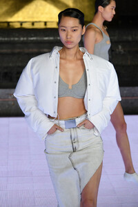 1188031940_AlexanderWangCollection1RunwayB0zXsT37KS7x.thumb.jpg.159f24c4ef2819e314ff3f78b0b7e03c.jpg