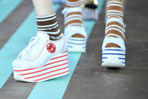 1201798009_MiuMiuClub2020Runwayxd0PxOX7g74x.thumb.jpg.582d90f8b2e3283198f72f475cfb7731.jpg