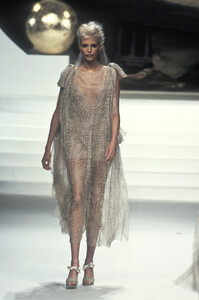 1208744348_Chanel1994HauteCouture109.thumb.jpg.23d4520e73950f79d156c5cc4038fbce.jpg