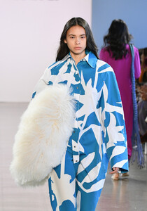 1209684369_ClaudiaLiRunwayFebruary2019NewYorkFashion_YZMw8HxM19x.thumb.jpg.6460e92d4714e118e35725a4939ca440.jpg