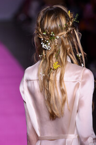1216783044_LanyuRunwayFebruary2019NewYorkFashionl9SwHekAOlix.thumb.jpg.3c931f0c75e4797506a52fa6f2ff8ae3.jpg
