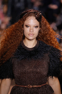1220742907_MichaelKorsCollectionFall2019RunwayShow9P-o7duDGVHx.thumb.jpg.691b915f79f288dc59da68e681c0a265.jpg