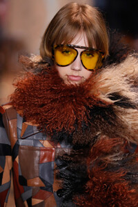 1222632001_MichaelKorsCollectionFall2019RunwayShow2-Zk0VDMi6-x.thumb.jpg.abd8667dde54498fbca34ee901d9fe12.jpg
