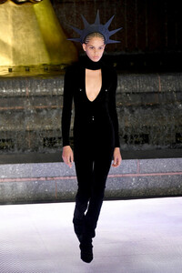 1229033185_AlexanderWangCollection1RunwayxikqZIxHllwx.thumb.jpg.09c3c3fe5fbcbc0ab3527d8ff891cdb1.jpg