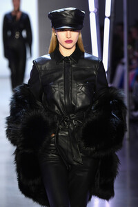 1249476390_SallyLaPointeRunwayFebruary2019NewYorkLB_Q66ye8tGx.thumb.jpg.ef483f3472fc411b731aa28dad06f75a.jpg