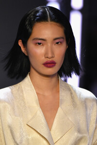 1258873165_SallyLaPointeRunwayFebruary2019NewYorkwQCZwUruS01x.thumb.jpg.5669108702f32fae9a3c9e2fc0981ed1.jpg