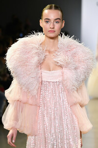 1260346765_CongTriRunwayFebruary2019NewYorkFashionjOo6-KZ8WhTx.thumb.jpg.0b724827e7570392e97e2e5b6840c857.jpg