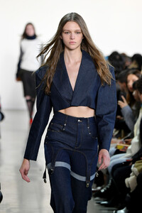 1260527354_CalvinLuoRunwayFebruary2019NewYorkFashionMmoe_CgrDSdx.thumb.jpg.ae7da26d090f7f10b370c004a02a14e5.jpg