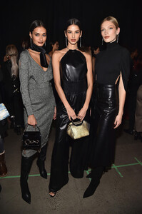 1261283700_CushnieBackstageFebruary2019NewYorkFashionj1yFVVNZGnXx.thumb.jpg.0e7fc561a0054fd6811b7974c868c4f1.jpg
