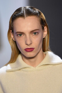 1265677341_SallyLaPointeRunwayFebruary2019NewYork9U6zTuitxrrx.thumb.jpg.e84d70e4cc12d510df0c534d62f5c56b.jpg