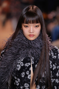 1269787339_MichaelKorsCollectionFall2019RunwayShowZWrYOizPMwIx.thumb.jpg.33e87a3a502ba7f453954712c4e766e0.jpg