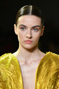 127838543_CongTriRunwayFebruary2019NewYorkFashionHqwWO5Q6he3x.thumb.jpg.95158e42166f48550e53b80c1eef81c4.jpg