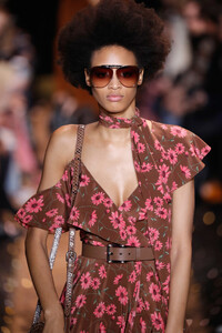1282921396_MichaelKorsCollectionFall2019RunwayShow310fbkhGjAVx.thumb.jpg.44be5c37f22b8121618e3441b28ed9c4.jpg