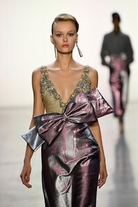 1286917417_BadgleyMischkaRunwayFebruary2019NewYorkgAOQB-dHQwRx.thumb.jpg.fb51ced5eda210f763970995a91e6d9e.jpg