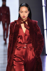 1294720653_SallyLaPointeRunwayFebruary2019NewYorkNCS6NJQJFxBx.thumb.jpg.573266e6ddcf61229ce673fe9be7decd.jpg
