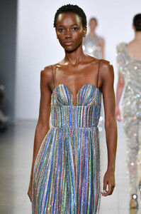 1297737927_CongTriRunwayFebruary2019NewYorkFashioneiYJUnDxUDax.thumb.jpg.a681e3d41294ea79ac96f896eb4963d7.jpg