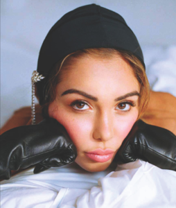 602441-Nabilla_Benattia_portrait-visage-shooting-gants%20en%20cuir-bonnet_1557784748.jpg.png