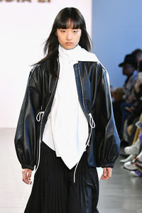 1316946216_ClaudiaLiRunwayFebruary2019NewYorkFashiontRTochDtsI0x.thumb.jpg.19af445321bc5a19f4c8d13ce1699e6f.jpg