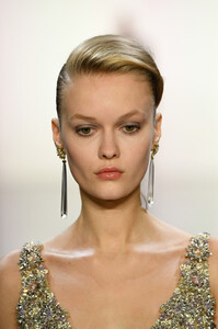 1319017349_BadgleyMischkaRunwayFebruary2019NewYorkB8jJuz-5d_Ex.thumb.jpg.a49a46d3a680d5bdca86964c27f6258e.jpg