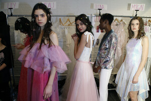 1331772435_LanyuBackstageFebruary2019NewYorkFashionZdRJvpMo_GKx.thumb.jpg.30bbee3c559bab9f6c5123a309114821.jpg