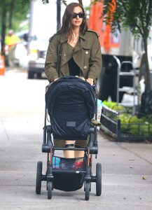 1364193715_Irina-Shayk-Out-in-New-York-18.thumb.jpg.ae3511bbd542f517e0dc06cb97c25157.jpg