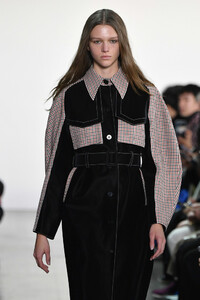 1373369436_CalvinLuoRunwayFebruary2019NewYorkFashionGOSK4-6v4kMx.thumb.jpg.1fe2b923be0b80f33774d2493862f392.jpg