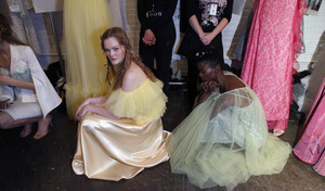1393831539_LanyuBackstageFebruary2019NewYorkFashionSL482EWi_FVx.thumb.jpg.ef15c699e0ce0bccde906dc520a5044f.jpg